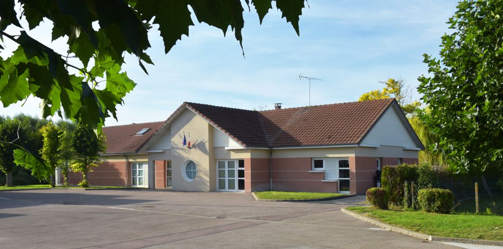 École de Pars-les-Romilly - vue de la cour et de l'entrée principale